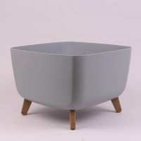 Горщик пластмасовий GRACIA SQUARE на ніжках світло-сірий 23.5x23.5см.